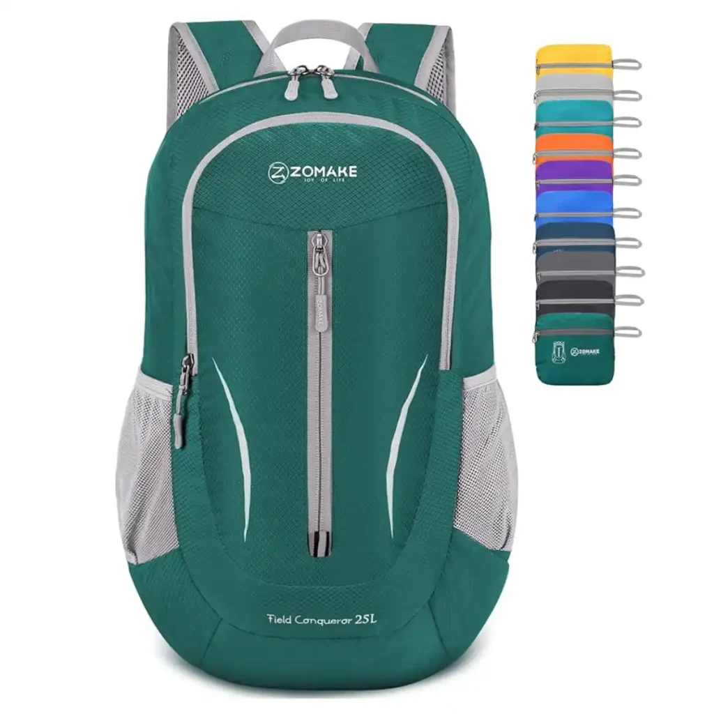 Mochila plegable Zomake 25L guardada en su bolsa tamaño sándwich