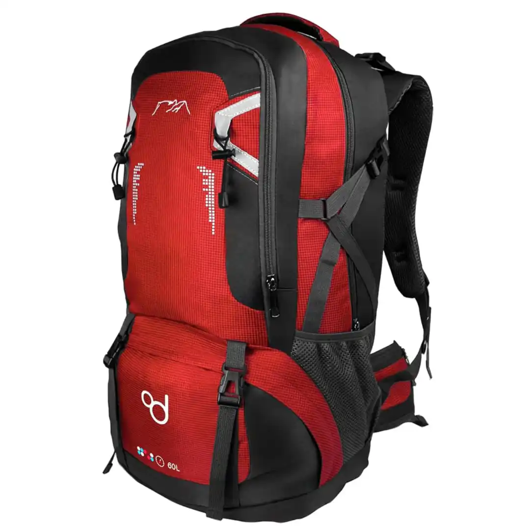 Mochila ligera OcioDual 60 litros con detalles reflectantes para seguridad nocturna