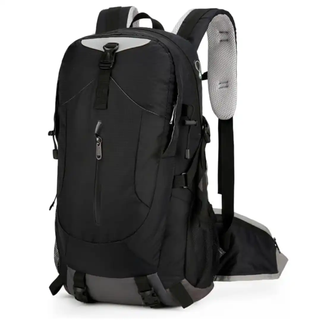 Mochila Cozary 40 litros con compartimento para portátil, salida de cables y funda para lluvia