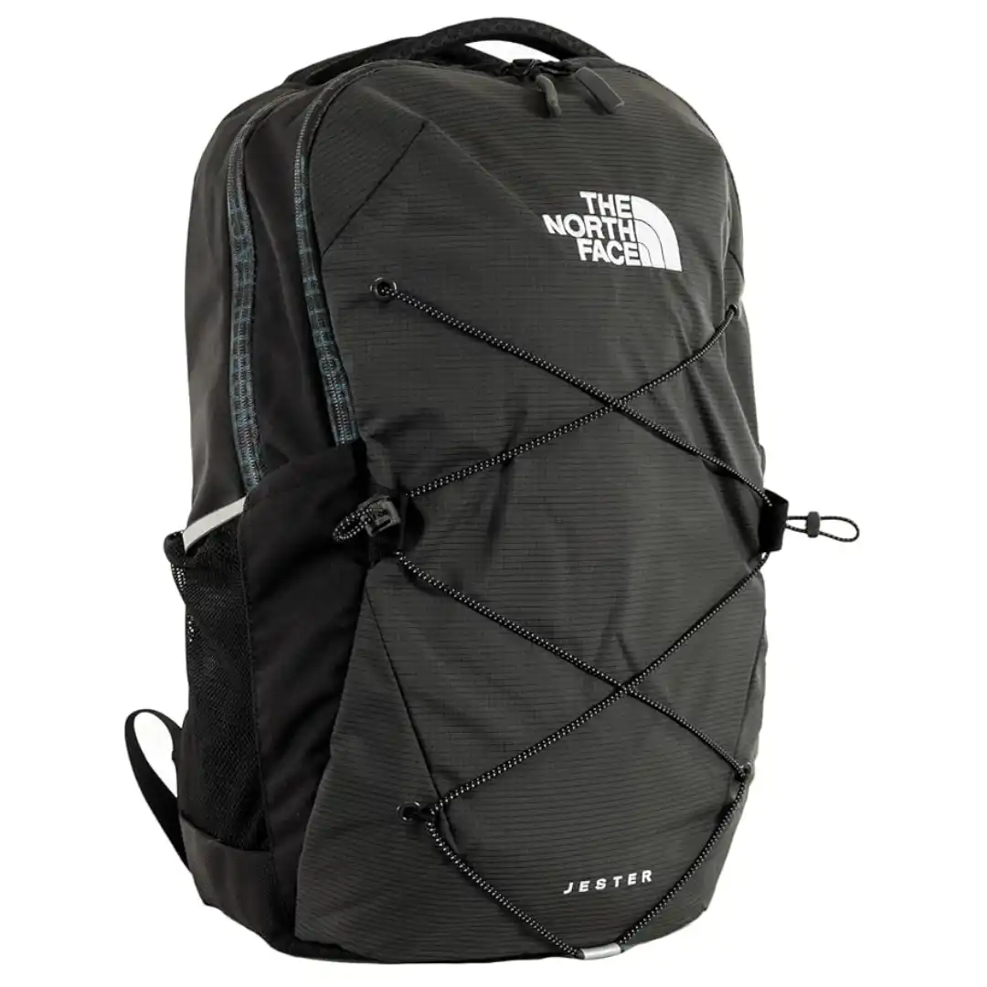 Mochila The North Face Jester 27 litros con sistema de cordones elásticos frontales y base estable